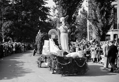 831728 Afbeelding van een praalwagen in de optocht ter gelegenheid van Koninginnedag, op de Maliesingel te Utrecht ter ...